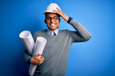 Güvenlik kaskı takan genç Afro-Amerikan mimar elinde planları tutuyordu. Elleri kafalarında, utanç ve şaşkınlık dolu, sinirli ve hayal kırıklığına uğramış bir haldeydi. Hata için korku ve üzüntü.