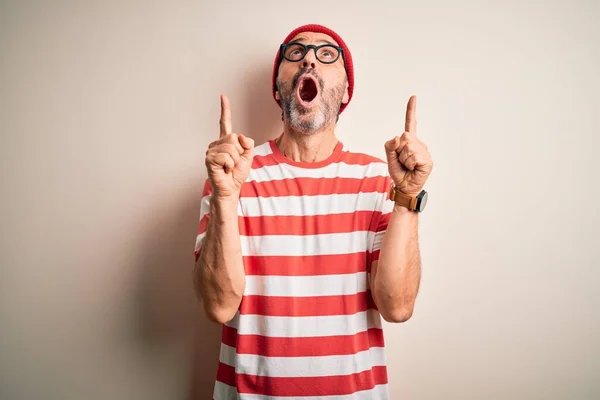 Hombre Alzado Mediana Edad Con Gafas Camiseta Rayas Gorra Sobre — Foto de Stock