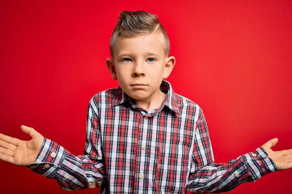 Giovane Bambino Caucasico Con Gli Occhi Azzurri Piedi Indossando Camicia — Foto Stock