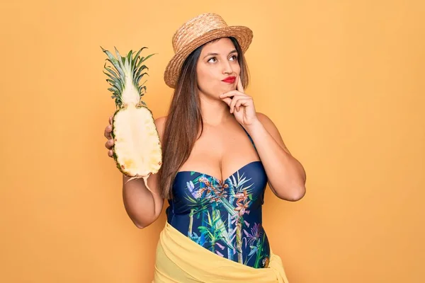 Ung Latinamerikansk Kvinna Sommarmössa Och Baddräkt Med Tropisk Ananas Allvarligt — Stockfoto