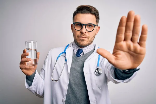 Jeune Homme Médecin Portant Manteau Médical Tenant Verre Eau Douce — Photo