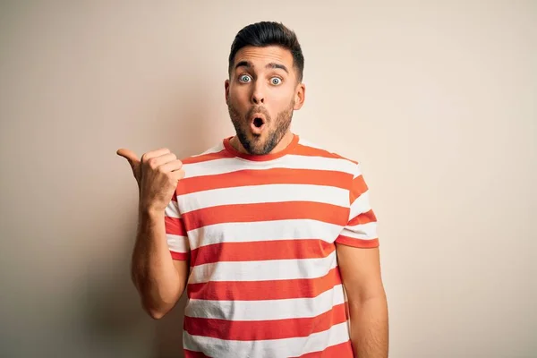 Jovem Homem Bonito Vestindo Casual Listrado Shirt Sobre Isolado Fundo — Fotografia de Stock