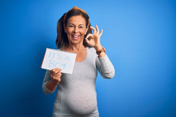 Orta Yaşlı Hamile Bir Kadın Mavi Arka Planda Erkek Bebek — Stok fotoğraf