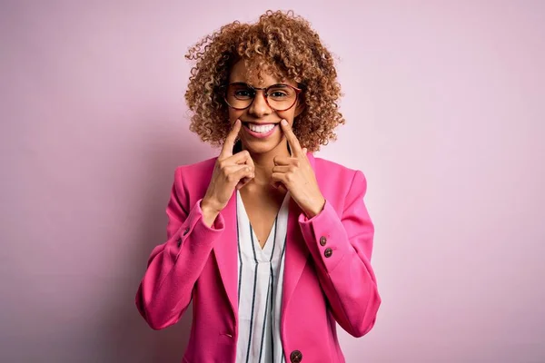 Jeune Femme Affaires Afro Américaine Portant Des Lunettes Debout Sur — Photo