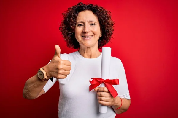 Étudiante Aux Cheveux Bouclés Moyen Âge Détenant Diplôme Universitaire Diplômé — Photo