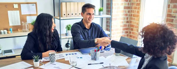 Grupo Trabajadores Negocios Sonriendo Felices Confiados Trabajando Juntos Con Sonrisa — Foto de Stock