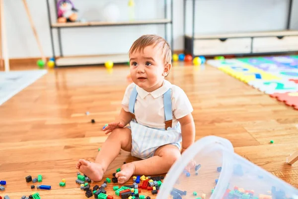 Adorável Criança Brincando Torno Muitos Brinquedos Jardim Infância — Fotografia de Stock