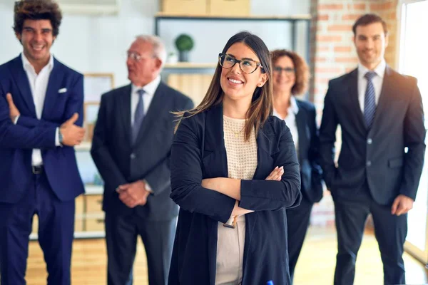 Grupo Trabajadores Negocios Sonriendo Felices Confiados Una Reunión Pie Con —  Fotos de Stock