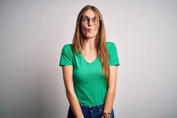 Joven Mujer Pelirroja Hermosa Vistiendo Casual Camiseta Verde Gafas Sobre — Foto de Stock