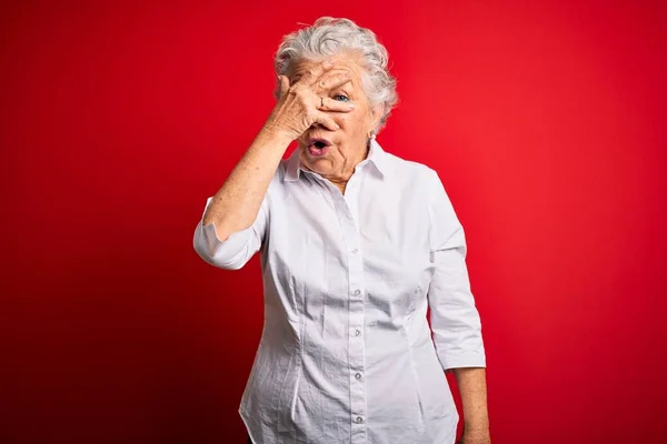 Senior Belle Femme Portant Chemise Élégante Debout Sur Fond Rouge — Photo