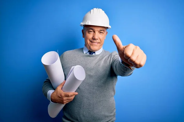 Średniego Wieku Przystojny Siwowłosy Architekt Noszący Kask Bezpieczeństwa Trzymający Plany — Zdjęcie stockowe