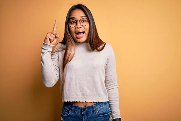 Joven Hermosa Chica Asiática Con Suéter Casual Gafas Sobre Fondo —  Fotos de Stock