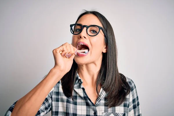 Jovem Caucasiana Usando Óculos Escovando Dentes Usando Escova Dentes Pasta — Fotografia de Stock