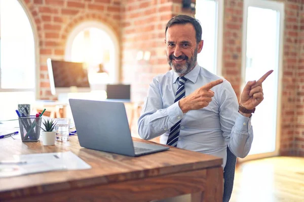 Medelålders Stilig Affärsman Klädd Slips Sitter Med Laptop Kontoret Leende — Stockfoto