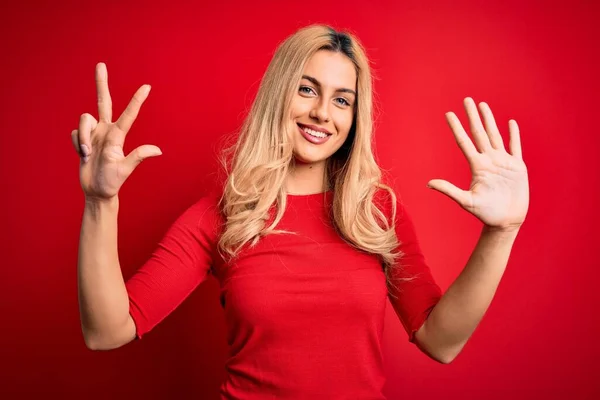 Junge Schöne Blonde Frau Lässigem Shirt Steht Über Isoliertem Roten — Stockfoto