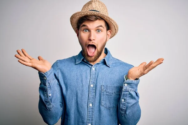 Junger Schöner Blonder Mann Mit Bart Und Blauen Augen Jeanshemd — Stockfoto