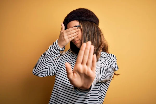 Junge Schöne Brünette Frau Mit Französischer Baskenmütze Und Brille Über — Stockfoto