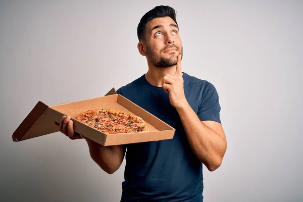 맛있는 이탈리아 피자와 상자를 잘생긴 질문에 얼굴로 생각하는 — 스톡 사진