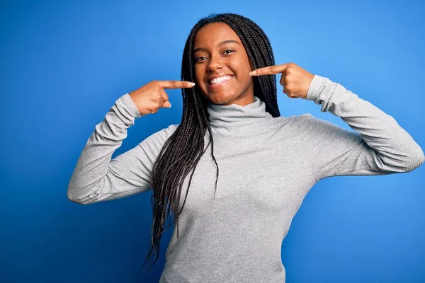 Jovem Afro Americana Vestindo Gola Alta Casual Sobre Fundo Isolado — Fotografia de Stock