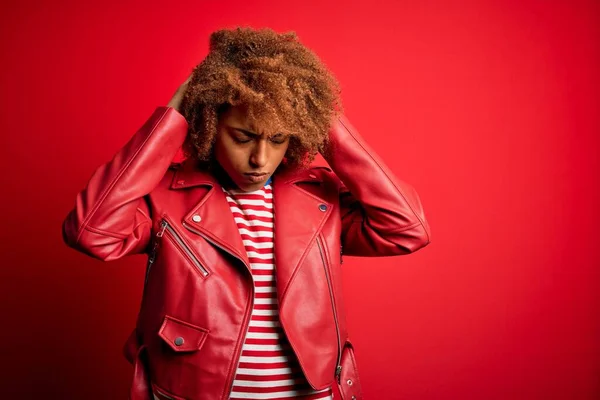 Junge Schöne Afro Amerikanerin Mit Lockigem Haar Lässiger Roter Jacke — Stockfoto