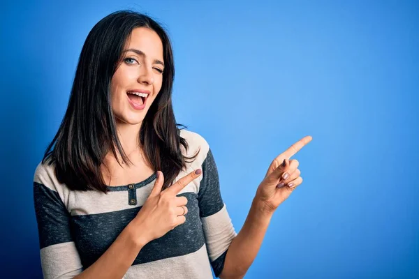 Jonge Brunette Vrouw Met Blauwe Ogen Dragen Casual Gestreepte Shirt — Stockfoto