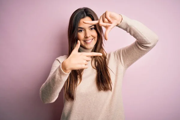 Ung Vacker Flicka Bär Casual Turtleneck Tröja Stående Över Isolerade — Stockfoto