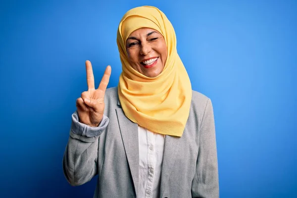 Středního Věku Brunetka Obchodní Žena Sobě Muslimský Tradiční Hidžáb Přes — Stock fotografie
