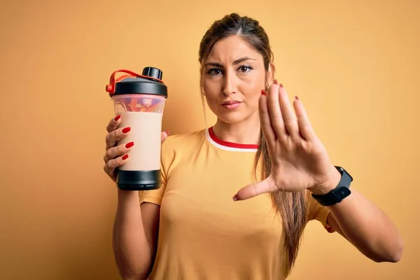 Ung Vacker Brunett Kvinna Håller Gym Flaska Shaker Med Protein — Stockfoto