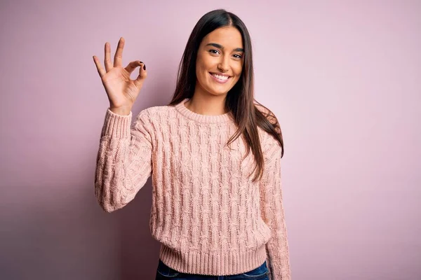 Junge Schöne Brünette Frau Lässigem Pullover Über Isoliertem Rosa Hintergrund — Stockfoto