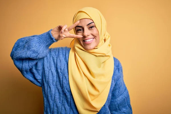 Młoda Piękna Brunetka Muzułmanka Ubrana Arabski Hidżab Odizolowanym Żółtym Tle — Zdjęcie stockowe