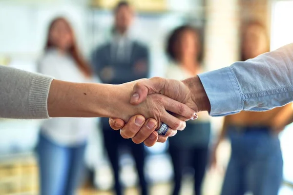 Grupo Trabajadores Negocios Pie Juntos Estrechando Mano Oficina — Foto de Stock