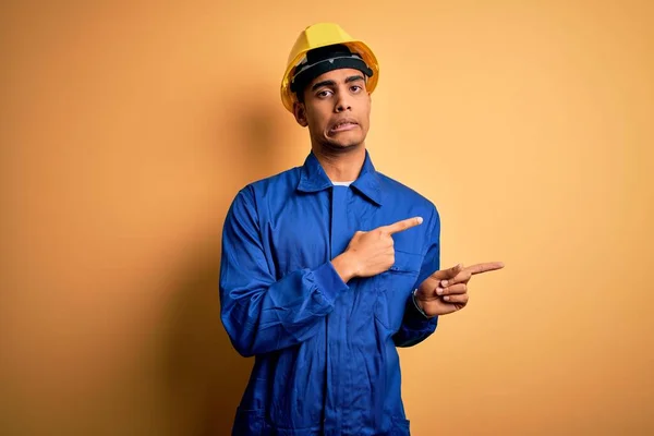 Νεαρός Όμορφος Αφροαμερικάνος Εργάτης Μπλε Στολή Και Κράνος Δείχνει Στην — Φωτογραφία Αρχείου
