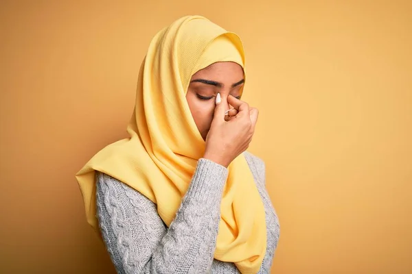 年轻美丽的非洲裔美国女孩头戴穆斯林头巾 披着黄褐色的背景 疲惫地揉揉鼻子和眼睛 感觉疲劳和头痛 压力和挫败感概念 — 图库照片
