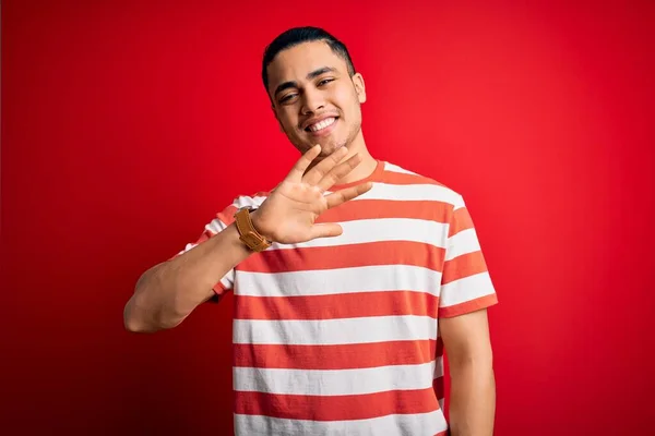 Junger Brasilianischer Mann Lässig Gestreiftem Shirt Steht Vor Isoliertem Roten — Stockfoto