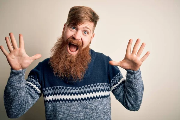 Knappe Ierse Roodharige Man Met Baard Draagt Wintertrui Geïsoleerde Achtergrond — Stockfoto