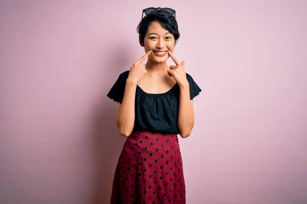 Jeune Belle Fille Asiatique Portant Une Robe Décontractée Debout Sur — Photo
