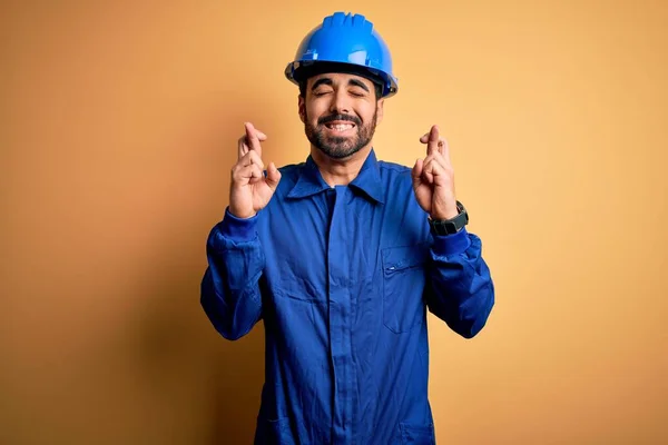 Mechanische Man Met Baard Blauw Uniform Veiligheidshelm Gele Achtergrond Gebaren — Stockfoto