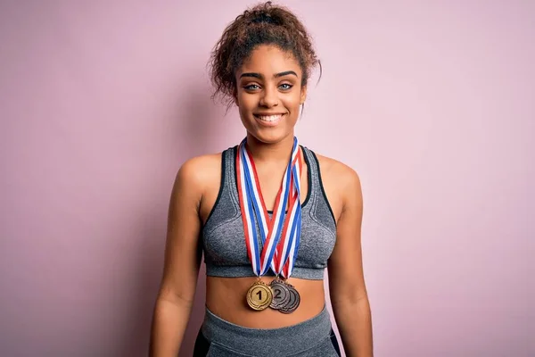 Jovem Menina Esportiva Afro Americana Fazendo Esporte Ganhando Medalhas Sobre — Fotografia de Stock