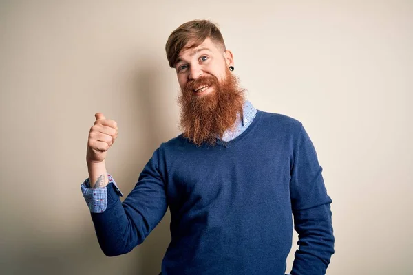 Yakışıklı Rlandalı Kızıl Saçlı Sakallı Soyutlanmış Arka Planda Duran Mutlu — Stok fotoğraf