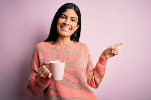 Joven Mujer Hispana Hermosa Bebiendo Una Taza Café Caliente Sobre — Foto de Stock