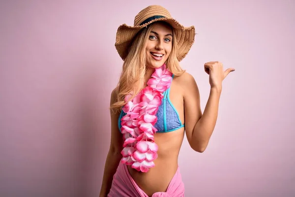 Junge Schöne Blonde Frau Urlaub Mit Bikini Und Hut Mit — Stockfoto