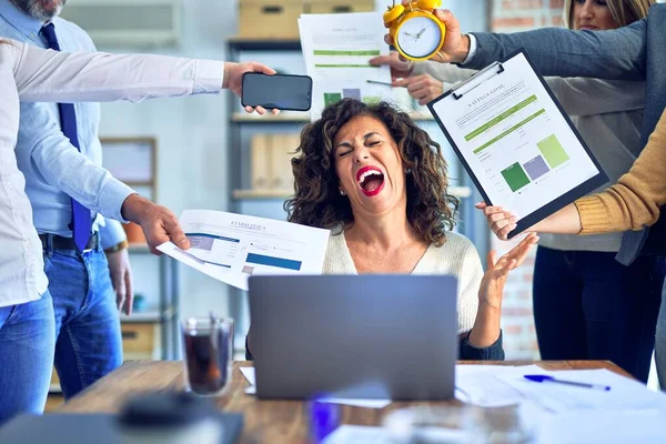 Grupo Empresários Que Trabalham Conjunto Parceiros Salientando Deles Escritório — Fotografia de Stock