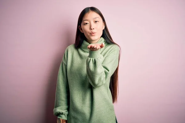 Mladá Krásná Asijská Žena Sobě Zelené Zimní Svetr Přes Růžové — Stock fotografie