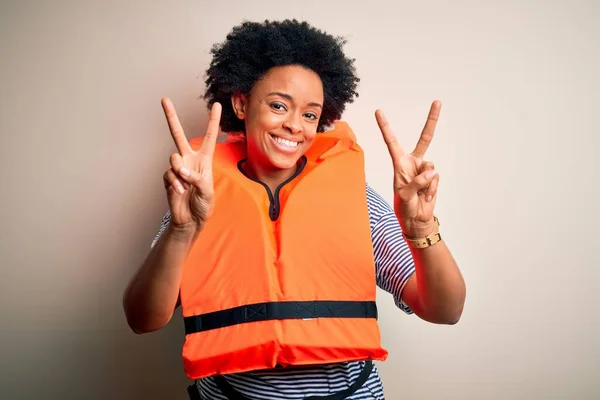 Giovane Afro Donna Afro Americana Con Capelli Ricci Indossa Giubbotto — Foto Stock