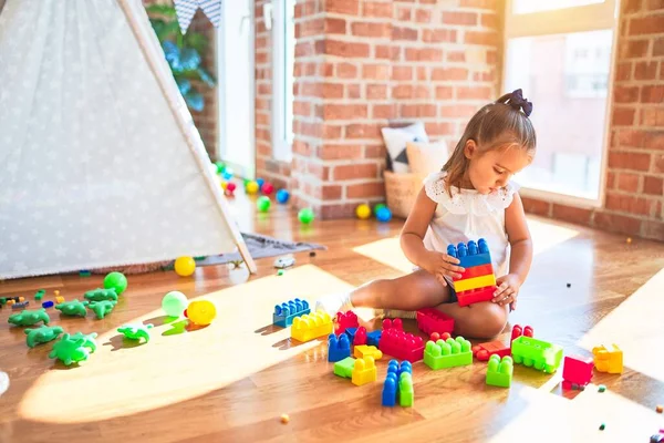 Junge Schöne Blonde Mädchen Kind Genießt Spielschule Mit Spielzeug Kindergarten — Stockfoto