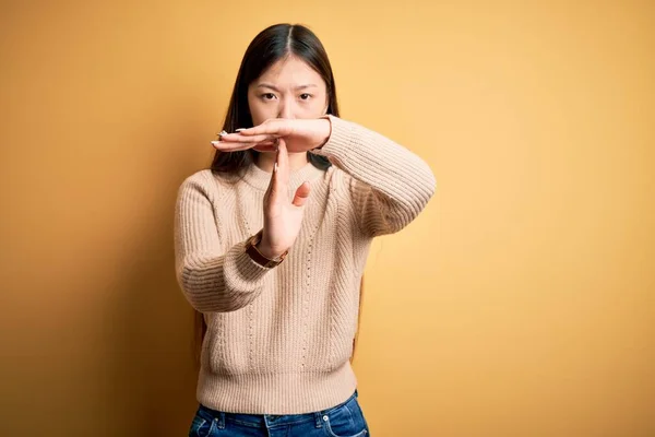Jovem Bela Mulher Asiática Vestindo Camisola Casual Sobre Amarelo Isolado — Fotografia de Stock