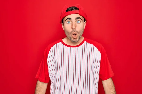 Mladý Pohledný Sportovní Muž Modrýma Očima Oblečený Pruhovaném Baseballovém Tričku — Stock fotografie