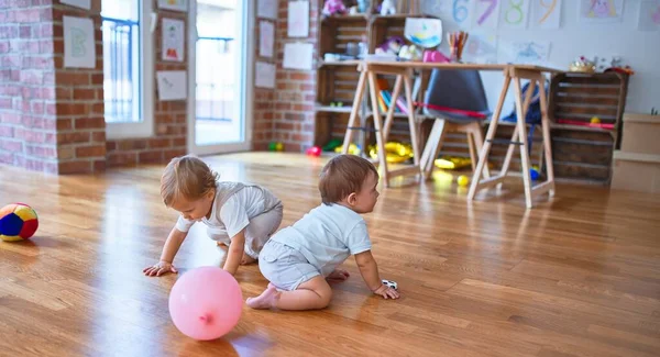 Mooie Peuters Spelen Rond Veel Speelgoed Kleuterschool — Stockfoto