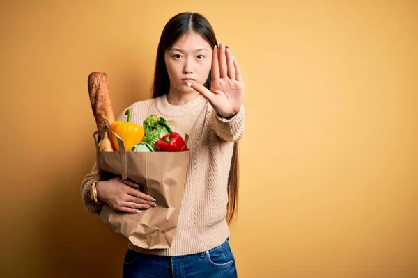 Joven Mujer Asiática Sosteniendo Bolsa Papel Alimentos Frescos Saludables Sobre — Foto de Stock