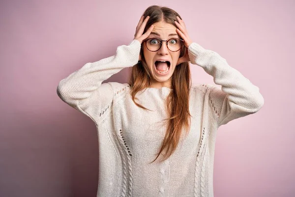 Jovem Mulher Ruiva Bonita Vestindo Camisola Casual Óculos Sobre Fundo — Fotografia de Stock